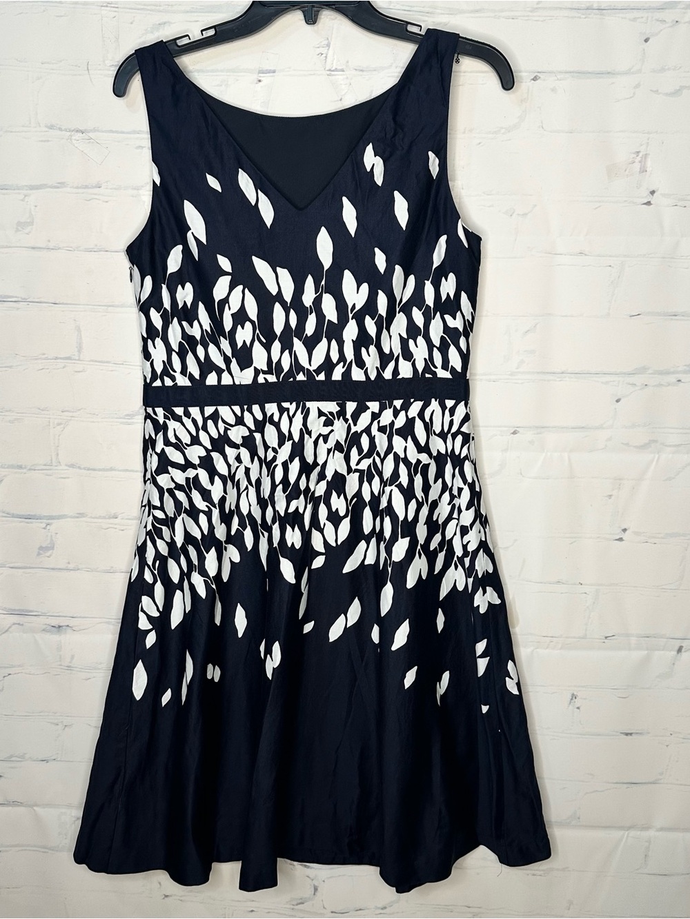 Women’s‎ Loft Size 8 Blue & White Sleeveless Dress
